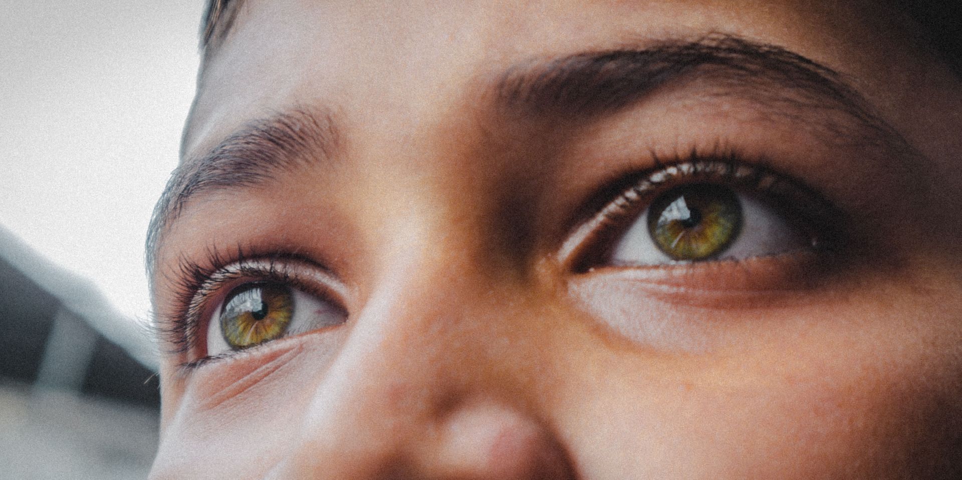 Hooded eyes (Image via Unsplash/Azmaan Baluch)